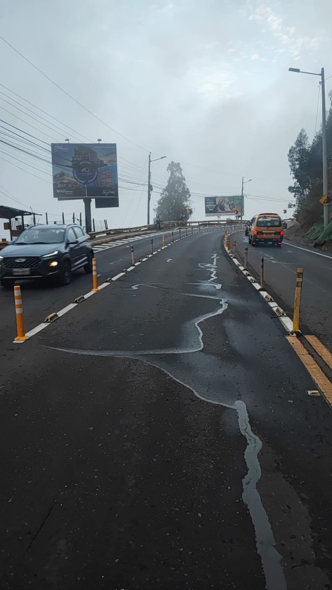 AMT_Quito's tweet photo. 📢 #AMTInforma | ¡Pilas!

🚘 A esta hora se habilita el carril central del Túnel Guayasamín para liberar la congestión vehicular 🛣️. https://t.co/dsEv608L4R