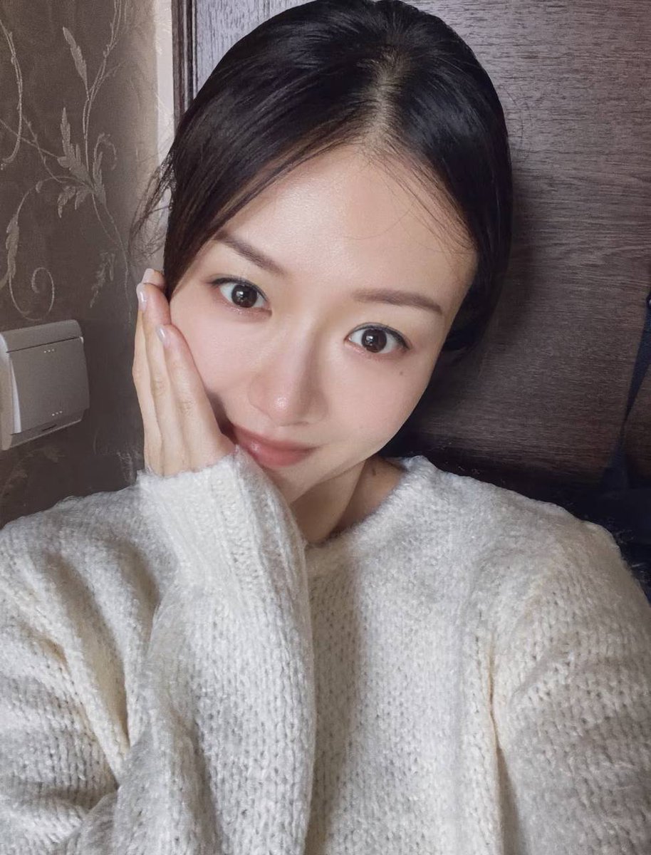 VivixPe's tweet photo. 上海的早晚有点凉，小阿姨的心也有点冷。平时的日常都是围着家庭和孩子转，很少有时间停下来问问自己想要什么。来X，希望能够找到一些有趣的交流，不需要刻意迎合，也不用太多套路，舒服、真诚、有分寸就好！#上海 #宝妈 https://t.co/AXak9BUASg