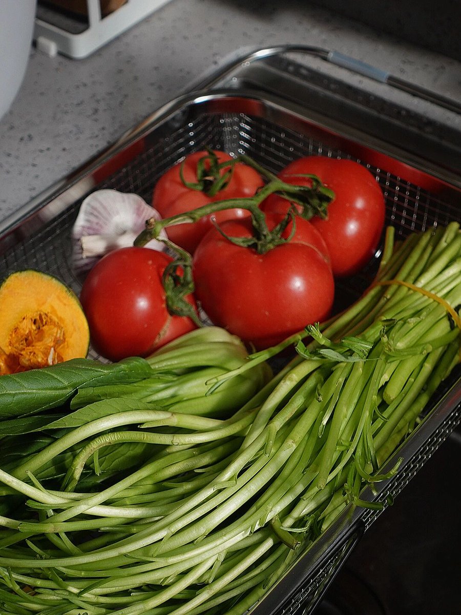 ColletteBexh's tweet photo. [Fresh seasonal greens, ripe tomatoes, and juicy mushrooms in today’s grocery haul—ready for cozy home cooking! ]， https://t.co/OKvlUDLNsG