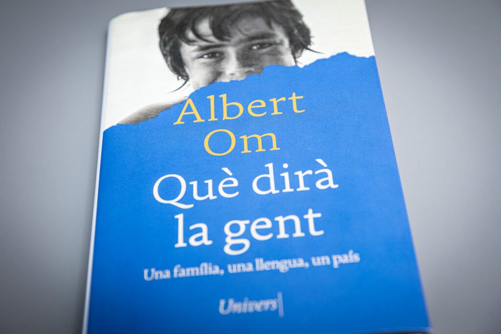 jbadia16's tweet photo. Aquest llibre de l’Albert Om és un castell de focs. Guaiteu què diu en 2 paràgrafs:
—ENCOFURNADA al sofà
—anar-se EMMUSTEINT
—fogons LLARDOSOS
—joguines ESBARRIADES
—EMPIOCAT o EMMURRIAT
—ESGALABRAT o ESGARRINXAT
—CARAGIRATS i BALADRERES
—On vas ESCOPETEJAT?
—Sembles un ESPERITAT https://t.co/NGrOdIkC4z