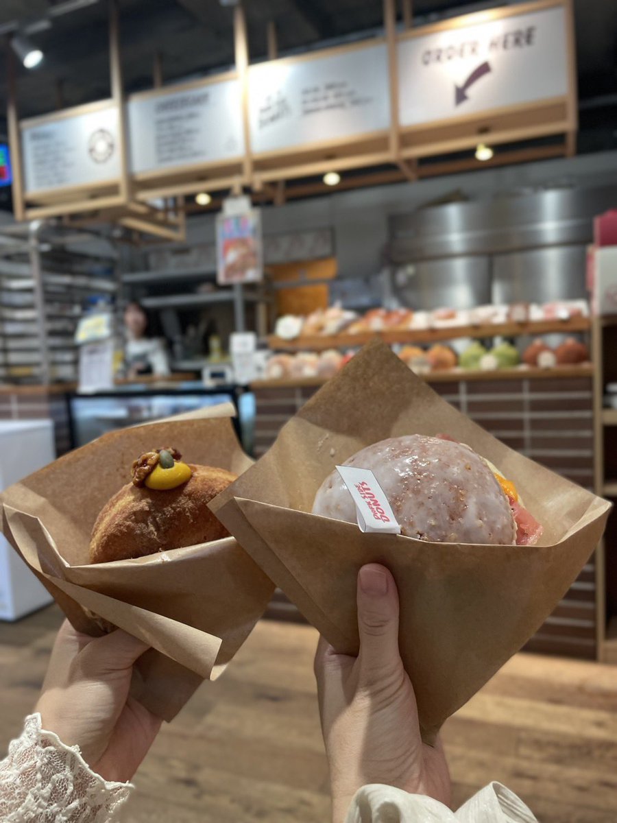 shokko_ri's tweet photo. 今日のごはんはケーキ、ベーコンチーズドーナツ、ナッツラテだったので罪悪感なくすために三茶〜祐天寺〜中目〜渋谷まで歩きました、なんか若者っぽい休日やったな https://t.co/kBYznwAgVj