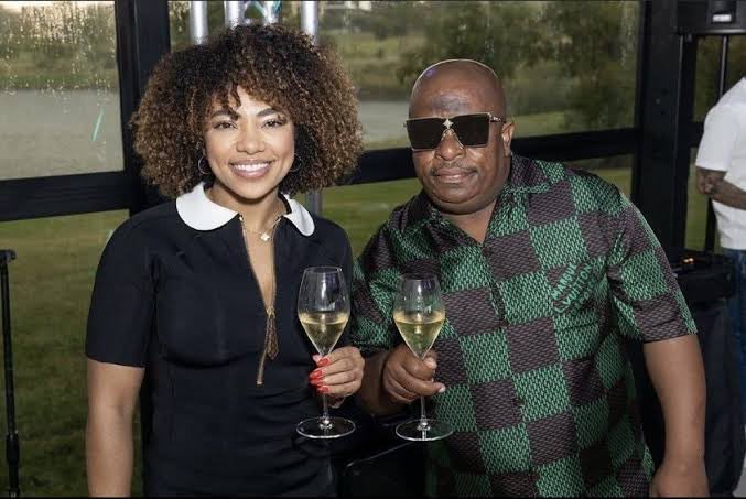 Anunakin's tweet photo. Performative ke Oosisi bethu eSouth Aah! https://t.co/lmUBthipN5