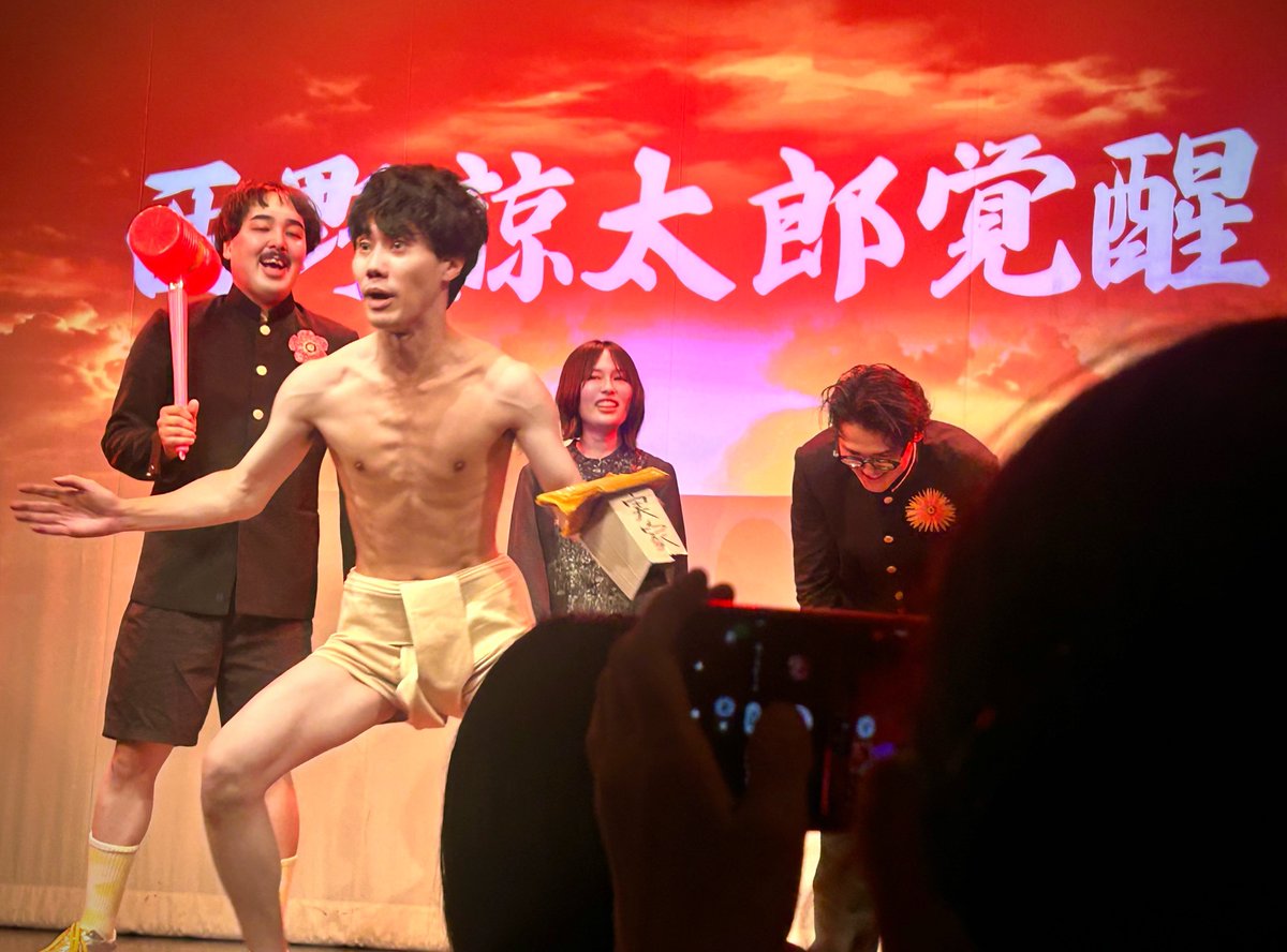 hyper_comedy's tweet photo. ぺ×シンクロニシティツーマンライブ 西野諒太郎覚醒の日🔥
バイト終わりに駆け込み！元気���出る公演でした！ぺ初めて見たけど面白かったー！2人ともデカかった ヨシヨさんよしおかさんの覚醒あり♫この格好でやるジェンガがいちばん面白かった これが隔月で開催されたら終わる 手売りもありがたい！☀️ https://t.co/QXN8qaU4QF