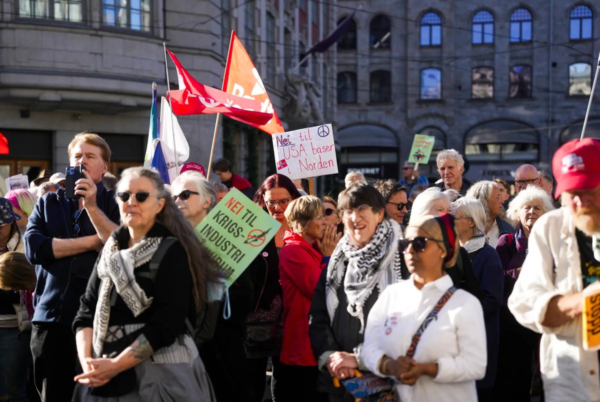 Nordflank's tweet photo. 🇳🇴|#Demonstation
Many people turned out for the demonstration against #US bases in the #Nordic countries at #Jernbanetorget in #Oslo on Saturday. The fear of #nuclear weapons at US bases is among the reasons for the action. https://t.co/FQMbua37jU