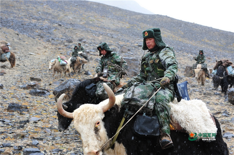 Chinaswordbot's tweet photo. パミール高原方面では中国軍もヤクを巡視任務に活用しているんですよね
こうした起伏の激しい高原地域では車両も馬も上手く行動できないので、こうした「ヤク騎兵」の出番となるんですね

なんだか『風の谷のナウシカ』で見たようなビジュアルですが https://t.co/8Cgo1m5F6t