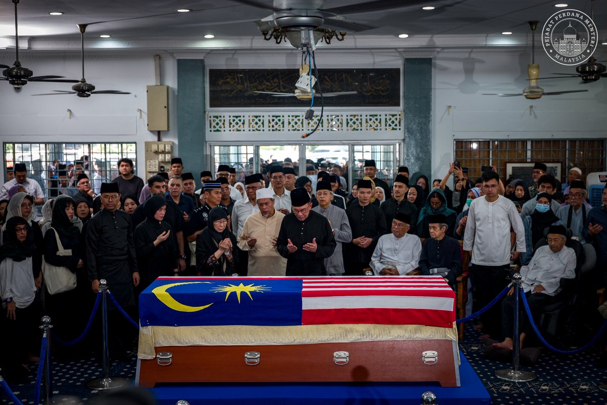 anwaribrahim's tweet photo. Hadir bersama Azizah untuk memberikan penghormatan terakhir kepada Kak Hasmah, sosok ibu yang kelembutan dan kasihnya akan sentiasa kami kenang, selain juga sebagai seorang sahabat dan rakan karib di tahun-tahun lampau. 

Tentunya sukar untuk kami berdua menghadam hakikat ini bahawa beliau kini telah pergi, lebih-lebih lagi apabila setiap babak indah yang dikongsi bersama kembali terpancar di depan mata hati yang terdalam. 

Justeru, negara akan terus mengenang jasa dan curah bakti Kak Hasmah. Dalam ingatan ramai, beliau adalah seorang ibu yang menyantuni sesiapa sahaja dengan penuh kasih, malah berupaya membuatkan setiap mereka berasa dekat dan dihargai.

Saya dan Azizah mendoakan agar Tun Dr Mahathir Mohamad terus kuat dengan ujian-Nya, terus dikurniakan kesihatan dan sentiasa dipayungi kasih sayang keluarga. 

Semoga Allah SWT mengampuni Almarhumah, menerima segala amal bakti dan menempatkannya dalam kalangan hamba-Nya yang beriman dan beramal soleh. 

Terima kasih juga Kak Hasmah atas setiap budimu kepada kami, dan pastinya doa serta ingatan kami mengiringi pemergianmu. 

Al-Fatihah.