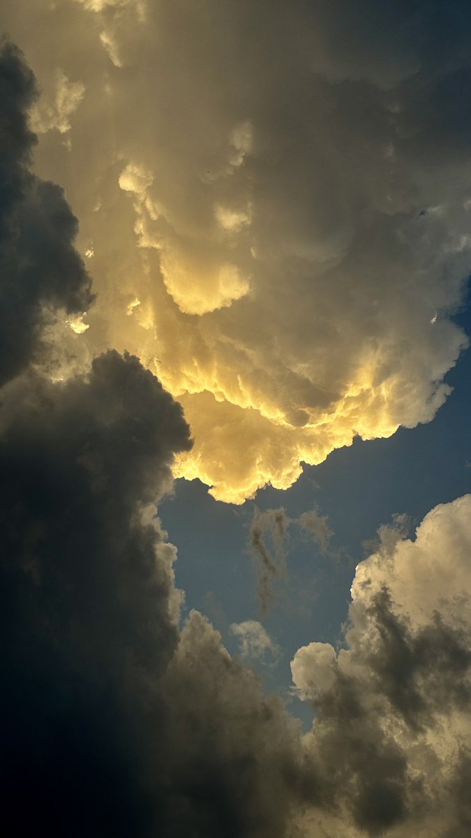 Udyanamm's tweet photo. “When the sky decides to be extra dramatic.” https://t.co/DUgEQ0kE1i