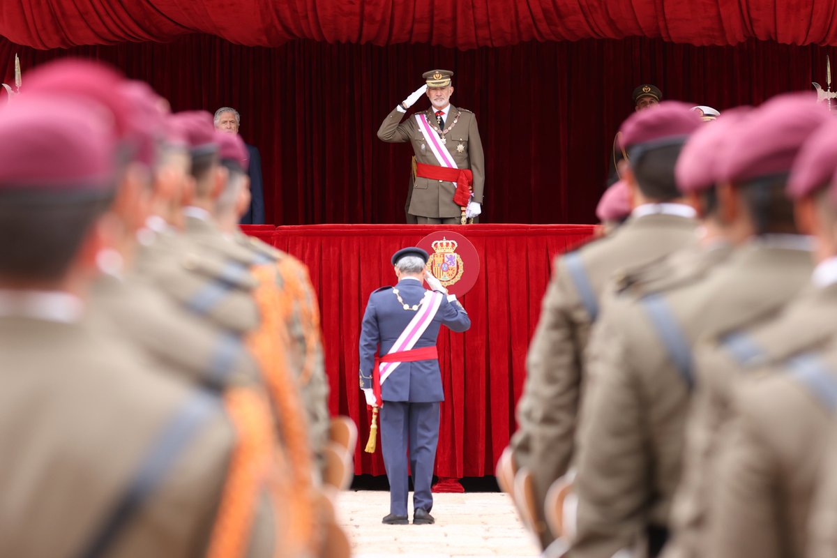 CasaReal's tweet photo. Desfile militar previo a la reunión del Capítulo de la Real y Militar Orden de San Hermenegildo presidida por el Rey en el Real Monasterio de San Lorenzo de El Escorial.

➡️https://t.co/4a6N8dldvP https://t.co/9bnUpLgths