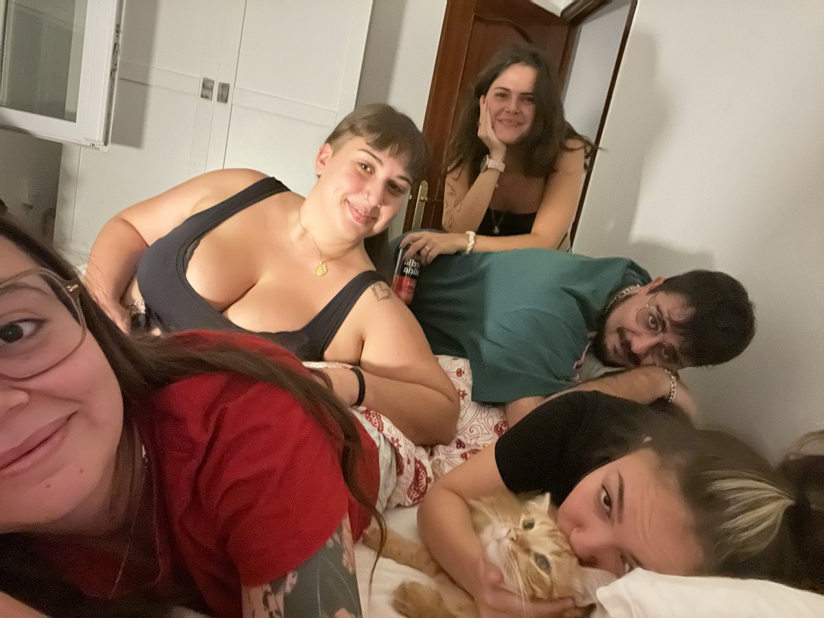 psiadela_'s tweet photo. Literalmente de los peores años de mi vida, pero menos mal que me rodeo de amor. Me encantaría seguir aquí y estar escribiendo sobre psicología y videojuegos, pero gente no doy para más. Espero recuperarme y poder volver https://t.co/Qr9mdbFW7y