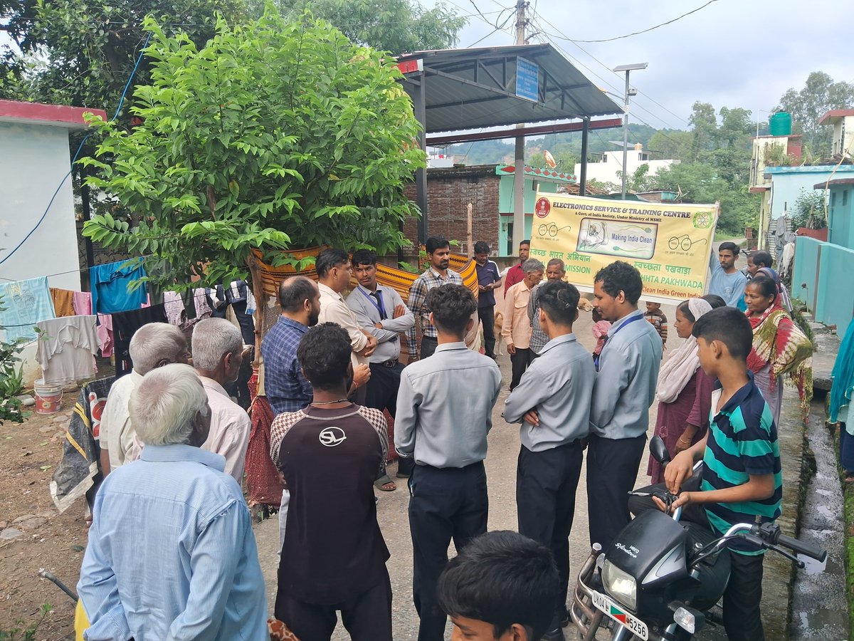 estc_ramnagar's tweet photo. 📷📷 Jan Bhagidari – Swachhta Mein Sahbhag
As part of the ongoing Swachhta Mein Sahbhagita initiative, Electronics Service &amp; Training Centre (ESTC), Kaniya, Ramnagar conducted a Jan Bhagidari cleanliness activity in the nearby Basti area. https://t.co/qZRgkc11U6