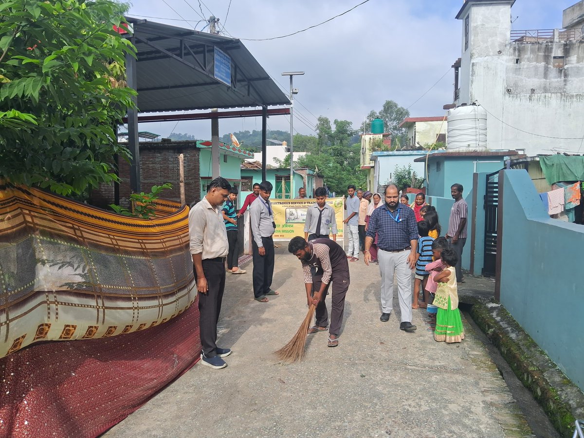 estc_ramnagar's tweet photo. 📷📷 Jan Bhagidari – Swachhta Mein Sahbhag
As part of the ongoing Swachhta Mein Sahbhagita initiative, Electronics Service &amp; Training Centre (ESTC), Kaniya, Ramnagar conducted a Jan Bhagidari cleanliness activity in the nearby Basti area. https://t.co/qZRgkc11U6