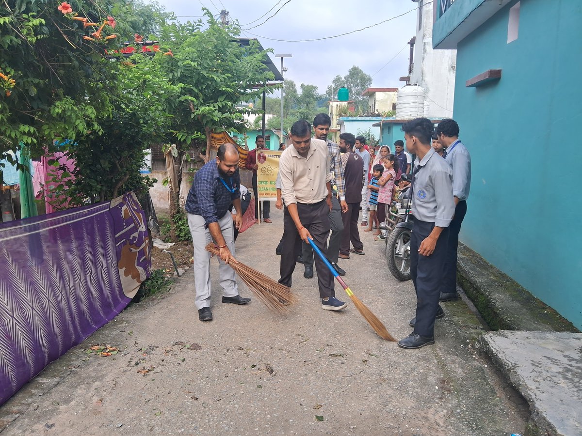 estc_ramnagar's tweet photo. 📷📷 Jan Bhagidari – Swachhta Mein Sahbhag
As part of the ongoing Swachhta Mein Sahbhagita initiative, Electronics Service &amp; Training Centre (ESTC), Kaniya, Ramnagar conducted a Jan Bhagidari cleanliness activity in the nearby Basti area. https://t.co/qZRgkc11U6