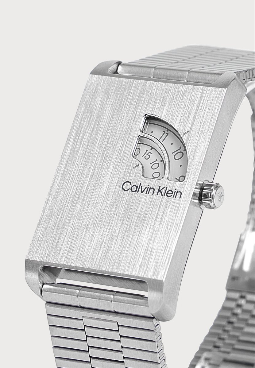 DonUhr24's tweet photo. Calvin Klein Dapper.

El putísimo Calvin Klein Dapper.

120 euros. Por una propuesta de diseño que cualquier micromarca vendería por el triple con una historia de Instagram detrás.

No esperaba esto de Calvin Klein.

Pero aquí está. Y no tengo ningún argumento en contra. https://t.co/tGSIsG4vPB