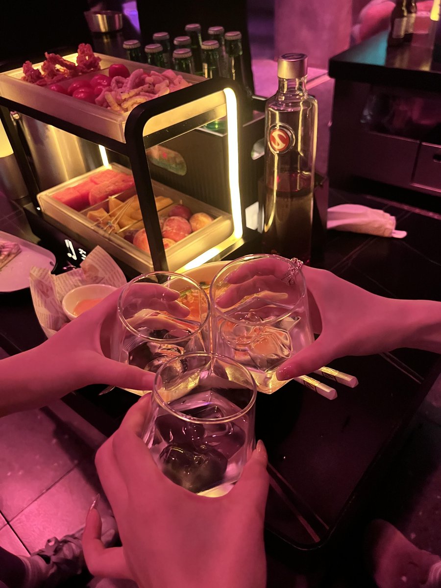 ArthurSantos37's tweet photo. 乾杯する瞬間って、なんだか特別🥂
今夜は少しだけ、大人の時間♡🌙 https://t.co/PoghO9EgFd