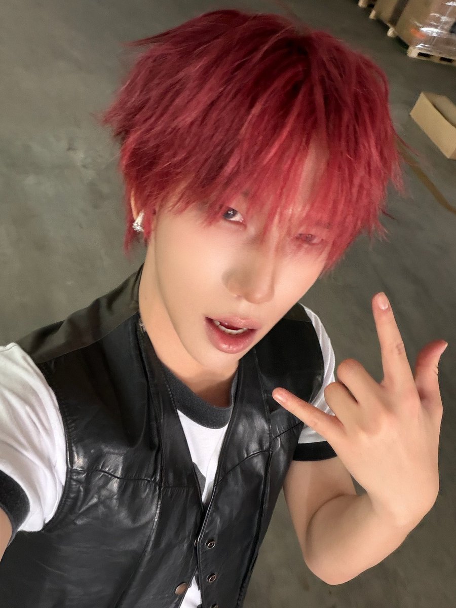 zihaojpeg's tweet photo. RED HEAD COOL GUY FR NAIFBEKDBWOBDKW https://t.co/7bfD235QzH