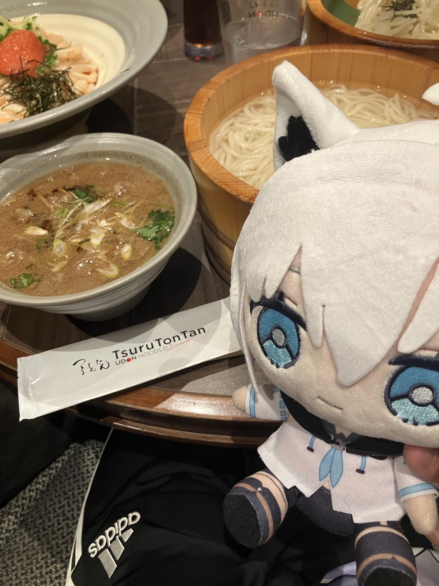 supa1005's tweet photo. 今日はホロリスの人達と原宿のホロショップ行ったり、渋谷で美味しいうどん専門店行ったり、ログボフブさん拝みつつ秋葉回ってきました！チョー疲れたけどメチャ楽しかったヽ(*´∀｀)ノ https://t.co/eIB7kqbsQA