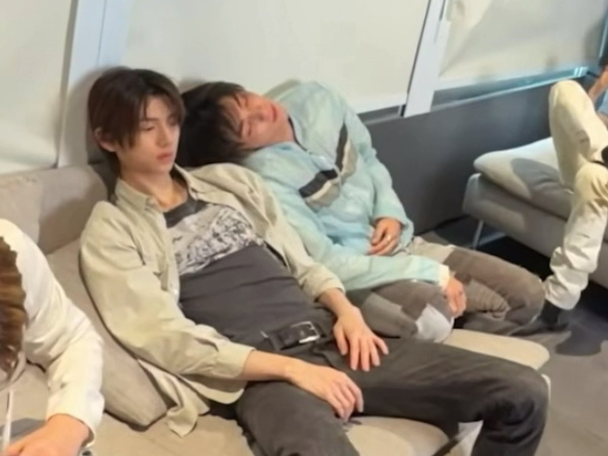 8ccck9's tweet photo. 자리도 없구만ㅋㅋㅋㅋㅋㅋㅋ https://t.co/5T54MGF4K8