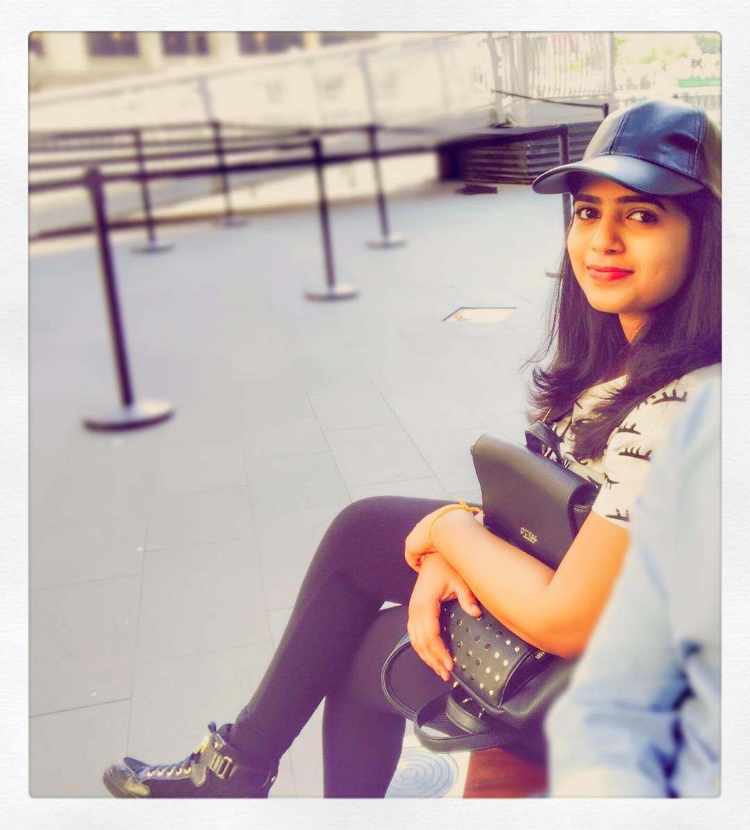 leelyh09's tweet photo. Life is the art of pretending to be normal🦋........ #casualstyle#instastyle#instafashion#fashionlover#ootd#fashiogram#stylegram#instapic#instatravel#picoftheday#december#blacklove#guesslover#guessfashion#travelphotography#like4like#iphonography#mall https://t.co/7X7JSDkwVM