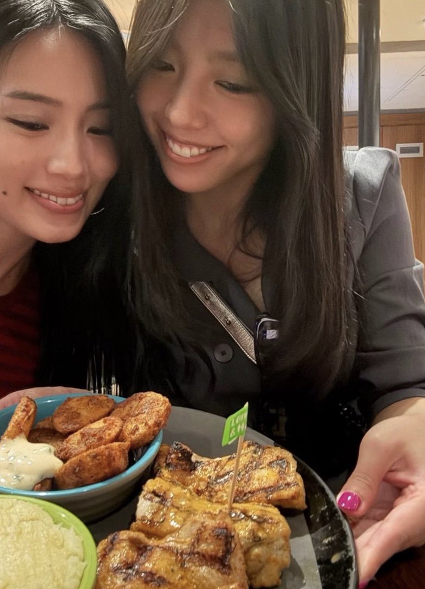 arf5ve's tweet photo. 📷 : f5ve members pictured eating Nandos for the first time in the UK! https://t.co/kM5wBNuaaJ