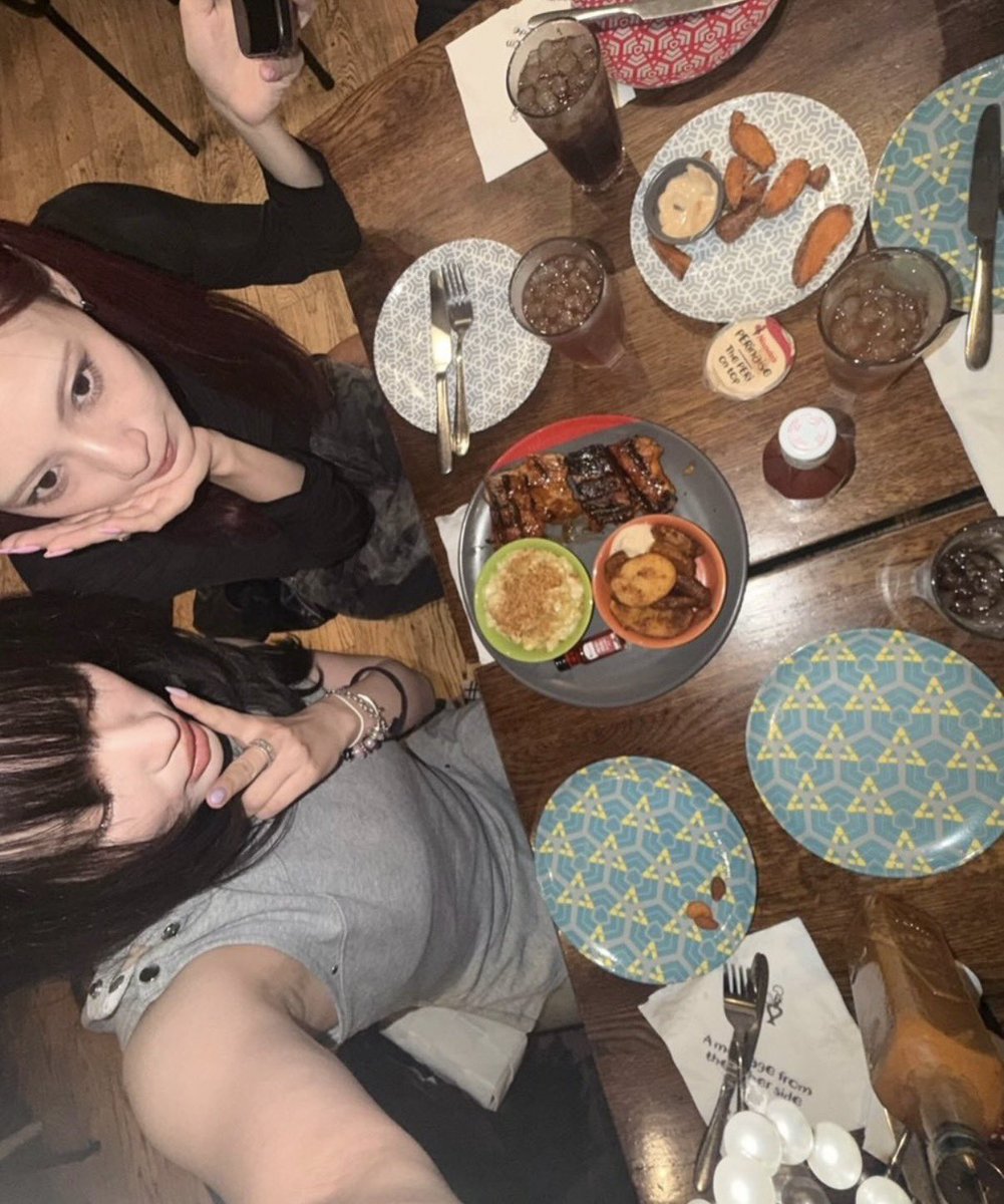 arf5ve's tweet photo. 📷 : f5ve members pictured eating Nandos for the first time in the UK! https://t.co/kM5wBNuaaJ