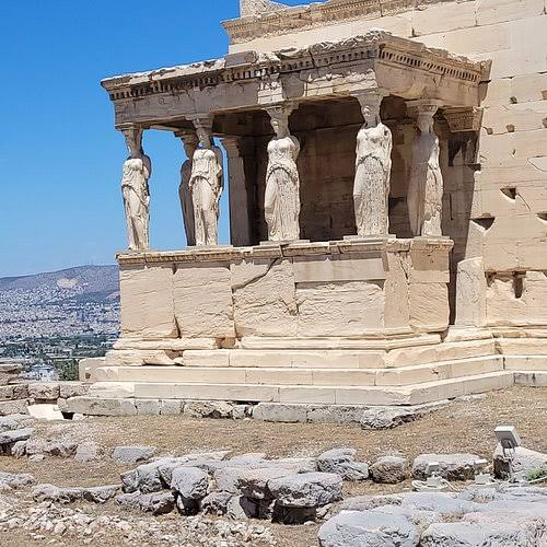 RXRqdEgogik2Z9P's tweet photo. Ξεπούλημα των 27 πωλητηρίων που βρίσκονται σε αρχαιολογικούς χώρους, μουσεία και μνημεία στην εταιρία Space Hellas του Σπύρου Μανωλόπουλου!!!

Μόλις για 50.600 ευρώ τον μήνα, όταν μόνο για την Ακρόπολη ο τζίρος του καταστήματος ήταν πέρυσι 5.000.000 ευρώ.
Τα 27 σημεία πώλησης που δημοπρατήθηκαν μαζί τον Αύγουστο:
Μηνιαία μισθώματα!!!
Αρχαιολογικός χώρος Ακρόπολης Αθηνών (για 17.000 ευρώ)
Μεσαιωνική Πόλη Ρόδου (για 1.250 ευρώ)
Loggia Ρέθυμνο (για 550 ευρώ)
Αρχαιολογικός χώρος Παλαιό Φρούριο Κέρκυρας (για 580 ευρώ)
Αρχαιολογικός χώρος Κνωσού (για 7.650 ευρώ)
Παλαιά Πόλη Χανίων (για 250 ευρώ)
Λουτρά Παραδείσου Θεσσαλονίκης (για 450 ευρώ)
Αρχαιολογικό Μουσείο Χανίων (για 1.250 ευρώ)
Αρχαιολογικό Μουσείο Αιγών (για 750 ευρώ)
Βασιλικοί τάφοι Αιγών (για 1.350 ευρώ)
Αρχαιολογικός χώρος Επίδαυρος (για 1.600 ευρώ)
Αρχαιολογικός χώρος Σουνίου (για 1.050 ευρώ)
Αρχαιολογικός χώρος Ολυμπιείο (για 550 ευρώ)
Αρχαιολογικός χώρος Αρχαίας Αγοράς (για 650 ευρώ)
Αρχαιολογικός χώρος Ολυμπίας (για 2.100 ευρώ)
Αρχαιολογικό Μουσείο Ολυμπίας (για 2.100 ευρώ)
Αρχαιολογικός χώρος Δελφών (για 3.000 ευρώ)
Αρχαιολογικό Μουσείο Δελφών (για 3.000 ευρώ)
Παλάτι Μαγίστρου (για 1.250 ευρώ)
Αρχαιολογικός χώρος Μυκηνών (για 1.100 ευρώ)
Ακρωτήρι Θήρας (για 1.150 ευρώ)
Αρχαιολογικός χώρος Παλαμηδίου (για 400 ευρώ)
Τέμενος Ντεφτεντάρ στην Κω (για 310 ευρώ)
Αρχαιολογικός χώρος ανακτόρου Μυστρά (για 400 ευρώ)
Βιοτεχνία ελληνικών μαντιλιών (για 350 ευρώ)
Αρχαιολογικός χώρος Κεραμικού, πωλητήριο εισόδου (για 255 ευρώ)
Αρχαιολογικός χώρος Κεραμικού, πωλητήριο εξόδου (για 255 ευρώ)
ΑΝΤΙΠΟΛΙΤΕΥΣΗ ΑΚΟΥΕΙ;
ΕΙΣΑΓΓΕΛΕΑΣ;