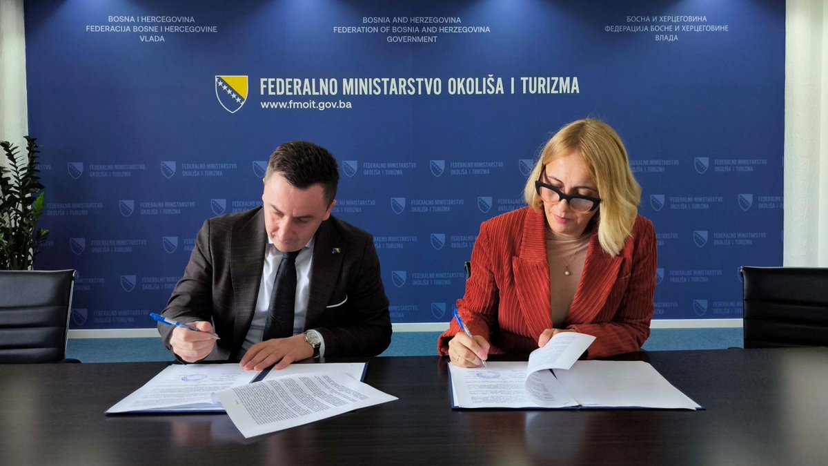 vladafederacije's tweet photo. ✅ Ministrica Pozder i načelnik Hajdarević: Nastavak saradnje na projektima važnim za razvoj Gornjeg Vakufa-Uskoplja

Više na 🔗 https://t.co/M39Z5lZyuo

#VladaFederacijeBiH #VladaFBiH #FMOIT #GornjiVakufUskoplje #SahatKula #Turizam #KulturnoNaslijeđe #ZaštitaOkoliša https://t.co/VmDaUZ61N8