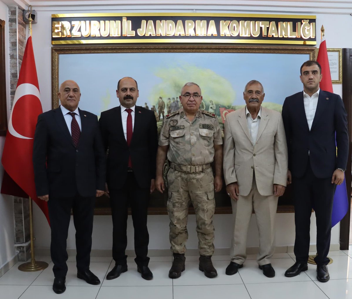 AliOgduk's tweet photo. Erzurum il jandarma Komutanı Tümgeneral Cengiz Yıldız Paşamıza Hayırlı olsun ziyaretinde bulunduk nazik kabulleri ve misafirperverliklerinden dolayı teşekkür ederiz. https://t.co/QK0g5daEb6