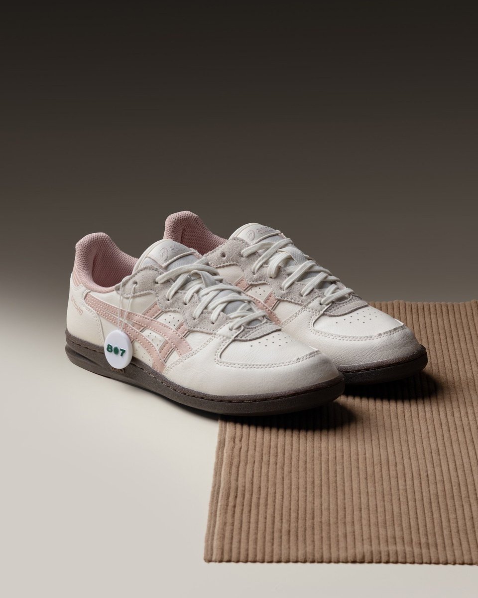 bldooming's tweet photo. HAH INI ASICS? KIRAIN ONITSUKA, WARNA PINKNYA ITU LOH CAKEP BANGET https://t.co/SexHiv4AQu