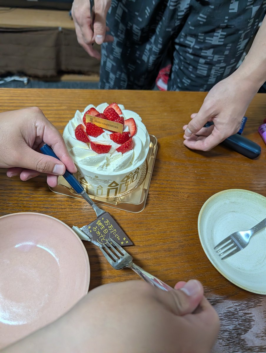 flowershowerluv's tweet photo. 先日とみーとあおはくんにケーキもらった🎂
今日はアフタヌーンティーで茶をしばいた🍵 https://t.co/yylFeXDxl3