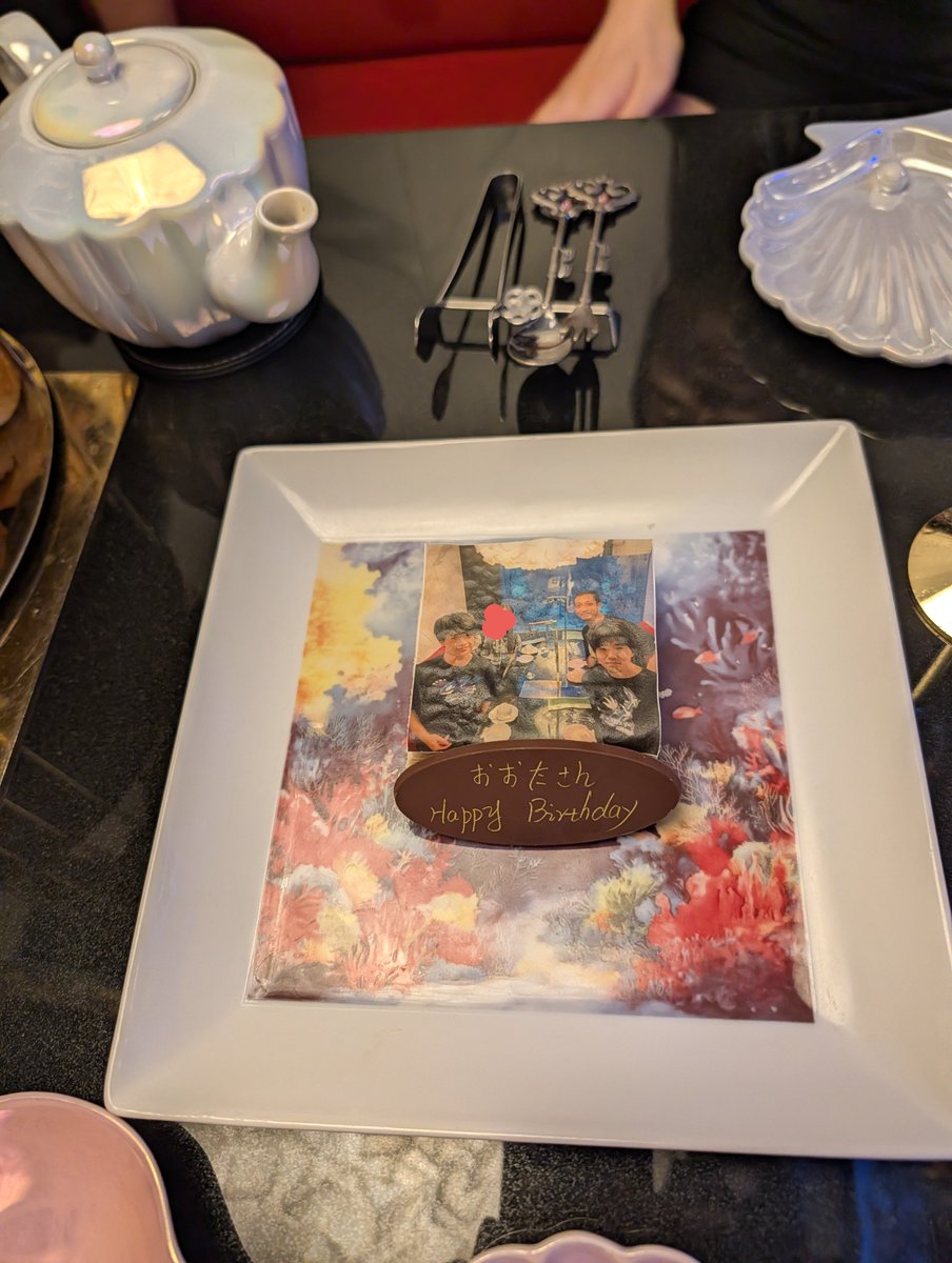 flowershowerluv's tweet photo. 先日とみーとあおはくんにケーキもらった🎂
今日はアフタヌーンティーで茶をしばいた🍵 https://t.co/yylFeXDxl3