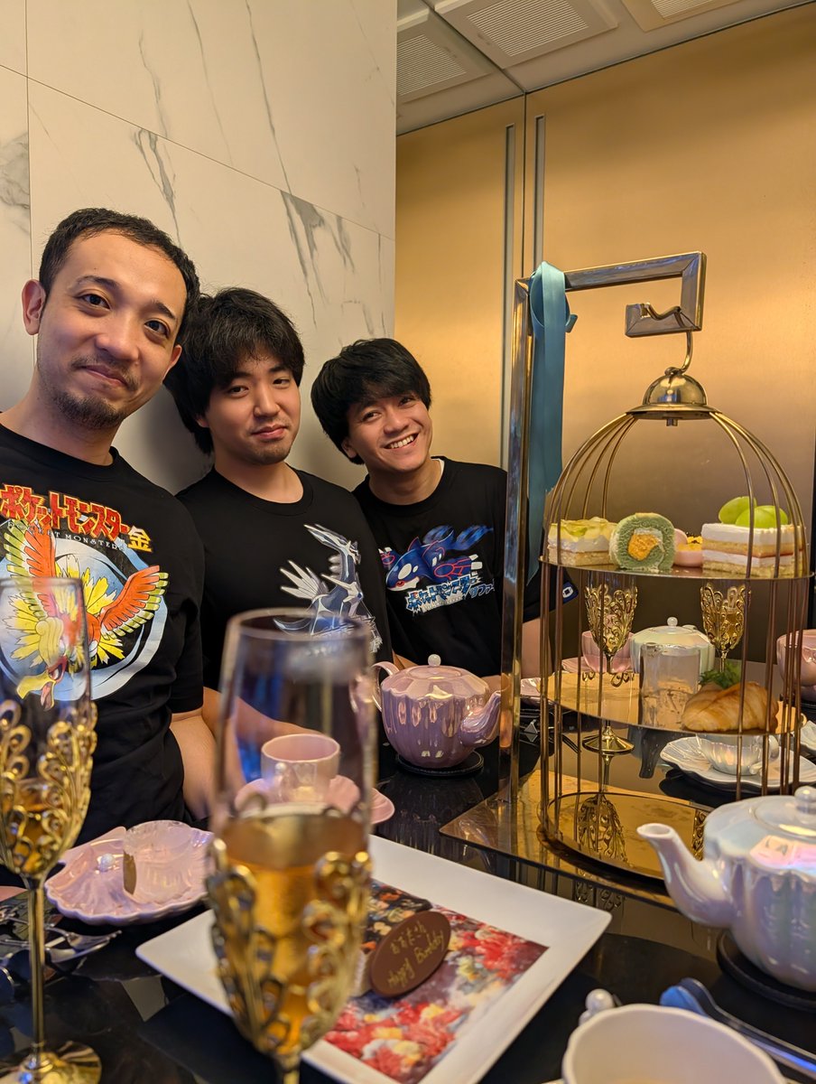 flowershowerluv's tweet photo. 先日とみーとあおはくんにケーキもらった🎂
今日はアフタヌーンティーで茶をしばいた🍵 https://t.co/yylFeXDxl3