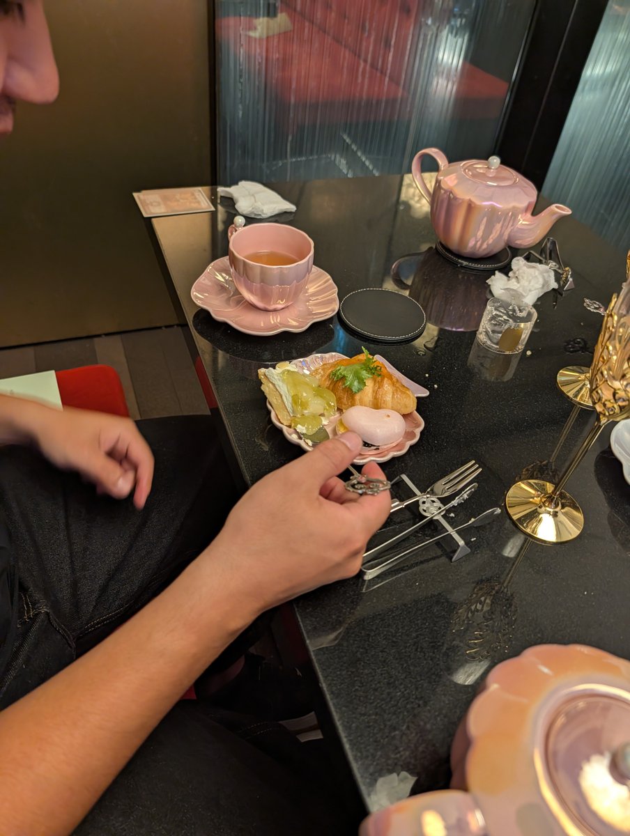 flowershowerluv's tweet photo. 先日とみーとあおはくんにケーキもらった🎂
今日はアフタヌーンティーで茶をしばいた🍵 https://t.co/yylFeXDxl3