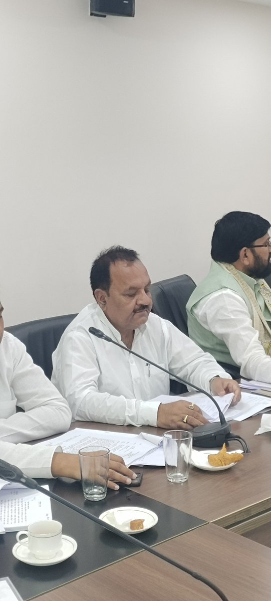 vinaysinghmla's tweet photo. आज बिहार विधानसभा में आयोजित याचिका समिति की महत्वपूर्ण बैठक में सम्मिलित हुआ। बैठक में शिक्षा विभाग से संबंधित जनहित के विभिन्न विषयों एवं प्राप्त याचिकाओं पर विस्तृत एवं गंभीर चर्चा की गई।

बैठक के दौरान विद्यार्थियों, शिक्षकों एवं आमजन से जुड़े विभिन्न मुद्दों के समुचित एवं त्वरित समाधान को लेकर संबंधित अधिकारियों के साथ आवश्यक सुझावों एवं महत्वपूर्ण बिंदुओं पर विचार-विमर्श किया गया।

प्रदेश की शिक्षा व्यवस्था को अधिक गुणवत्तापूर्ण, सुगम, पारदर्शी एवं जनोन्मुखी बनाने की दिशा में प्रभावी कदम उठाने पर विशेष जोर दिया गया।