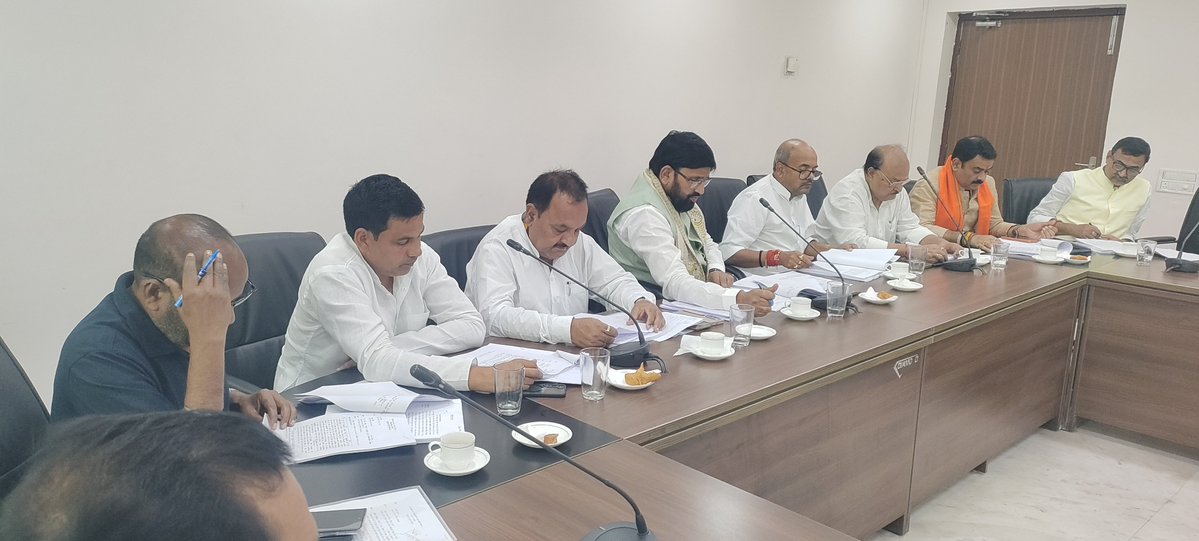 vinaysinghmla's tweet photo. आज बिहार विधानसभा में आयोजित याचिका समिति की महत्वपूर्ण बैठक में सम्मिलित हुआ। बैठक में शिक्षा विभाग से संबंधित जनहित के विभिन्न विषयों एवं प्राप्त याचिकाओं पर विस्तृत एवं गंभीर चर्चा की गई।

बैठक के दौरान विद्यार्थियों, शिक्षकों एवं आमजन से जुड़े विभिन्न मुद्दों के समुचित एवं त्वरित समाधान को लेकर संबंधित अधिकारियों के साथ आवश्यक सुझावों एवं महत्वपूर्ण बिंदुओं पर विचार-विमर्श किया गया।

प्रदेश की शिक्षा व्यवस्था को अधिक गुणवत्तापूर्ण, सुगम, पारदर्शी एवं जनोन्मुखी बनाने की दिशा में प्रभावी कदम उठाने पर विशेष जोर दिया गया।
