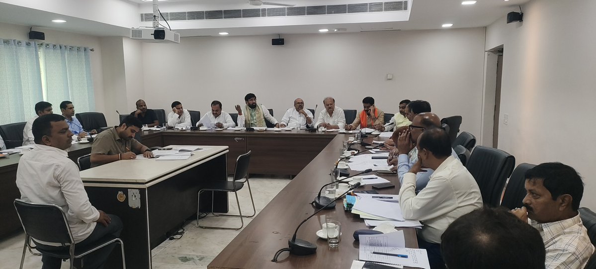 vinaysinghmla's tweet photo. आज बिहार विधानसभा में आयोजित याचिका समिति की महत्वपूर्ण बैठक में सम्मिलित हुआ। बैठक में शिक्षा विभाग से संबंधित जनहित के विभिन्न विषयों एवं प्राप्त याचिकाओं पर विस्तृत एवं गंभीर चर्चा की गई।

बैठक के दौरान विद्यार्थियों, शिक्षकों एवं आमजन से जुड़े विभिन्न मुद्दों के समुचित एवं त्वरित समाधान को लेकर संबंधित अधिकारियों के साथ आवश्यक सुझावों एवं महत्वपूर्ण बिंदुओं पर विचार-विमर्श किया गया।

प्रदेश की शिक्षा व्यवस्था को अधिक गुणवत्तापूर्ण, सुगम, पारदर्शी एवं जनोन्मुखी बनाने की दिशा में प्रभावी कदम उठाने पर विशेष जोर दिया गया।