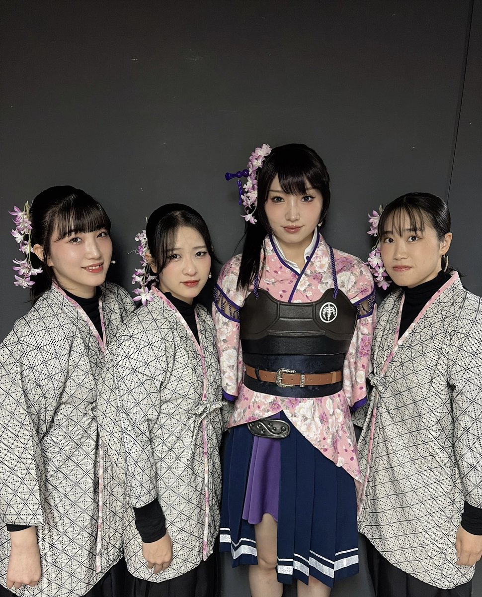yuuriso_1201's tweet photo. あらしやま狼娘ちゃん🐺

奈々ちゃん、瑚菊ちゃんとは2度目の共演でした！また会えて嬉しいね☺︎
優希ちゃん、ほなみん、歌菜さんとは初めまして！

狼士に加えて幼い頃のあさぎや、はがねの弟、母上など、皆様幅広く演じてくださりました🌸
みんな髪飾りついてるのかわいい🌸
母上、どうか��無事で……！

#舞台新サクラ大戦
