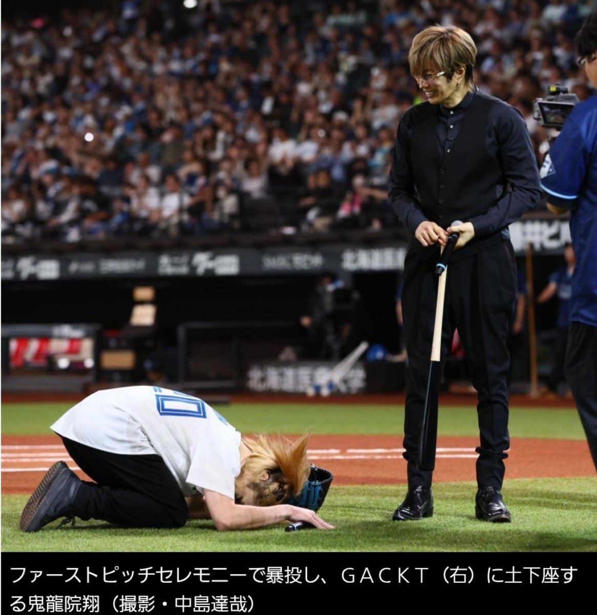 nknk11's tweet photo. GACKTの前で一番土下座の似合う男、鬼龍院翔 https://t.co/S9XRTHfLTh