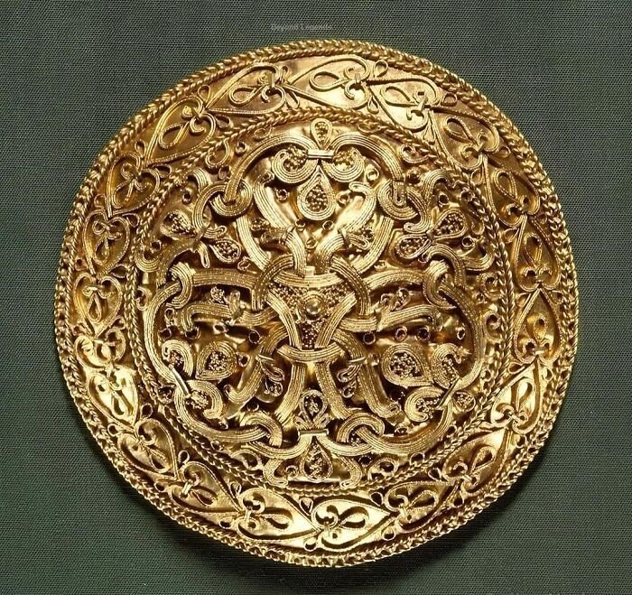 TacitusChrono's tweet photo. It’s crazy to think this gold brooch was made during the Viking Age. The craftsmanship is so clean that it still looks beautiful today. https://t.co/GGG2uQliOu