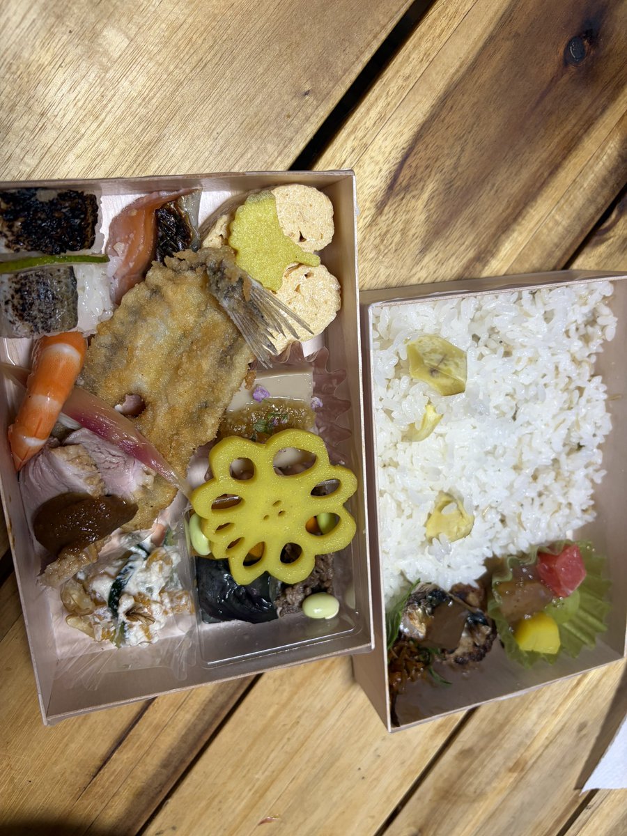 senmu27's tweet photo. だし巻き　胡麻豆腐山葵出汁ジュレ　かます寿司　すだち　秋鮭麹焼き　柿白和え　海老艶煮　鴨胡麻味噌焼き　いちょう芋　花蓮根カレー煮
牛しぐれ　南瓜　茄子　枝豆
和風ハンバーグ　秋刀魚肝ソースがけ　ごぼうきんぴら
栗ご飯　ちりめん山椒
グレフル　シャインマスカット　栗甘露　いちじくゼリー https://t.co/RTLXbhc01K
