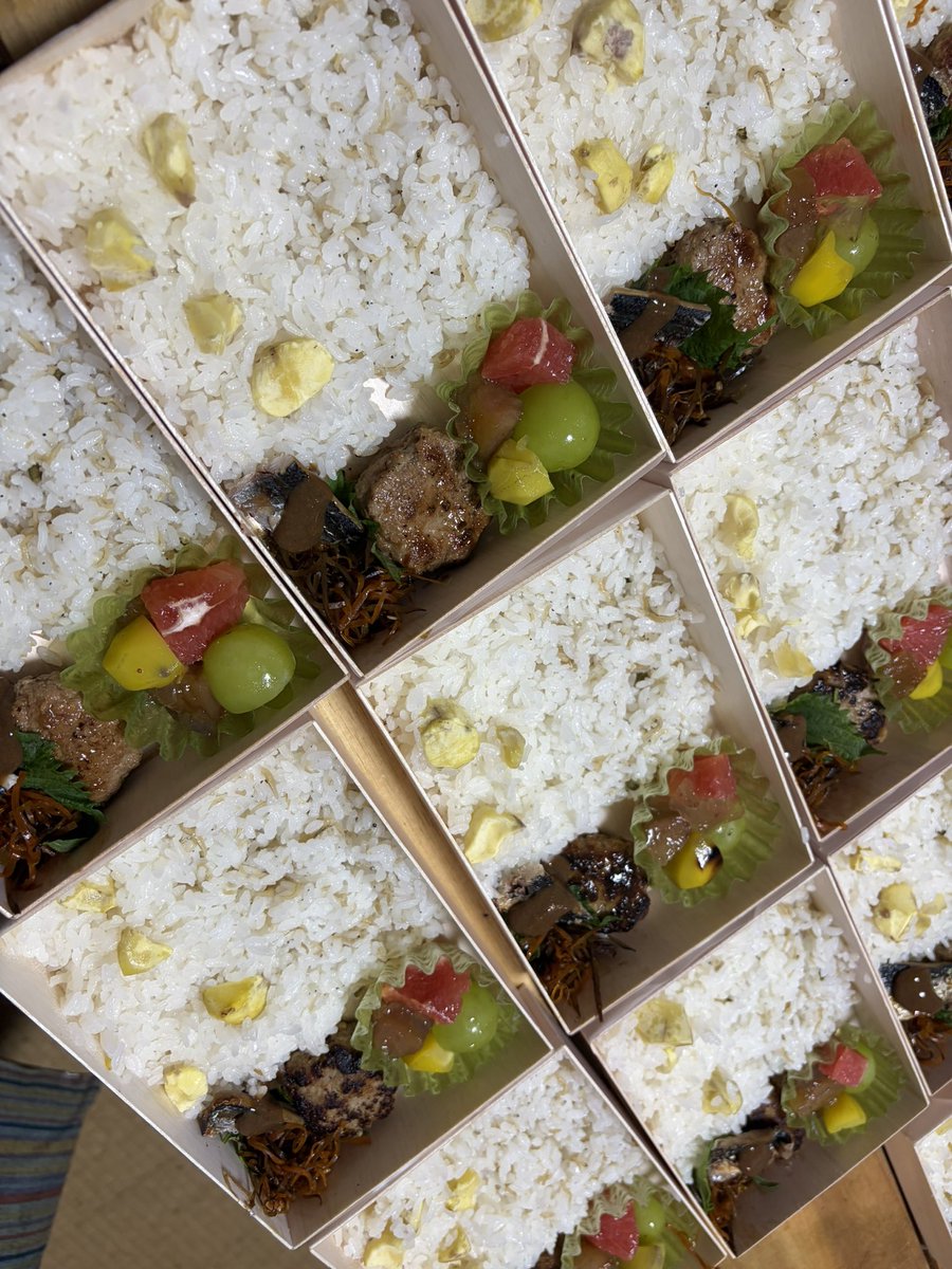 senmu27's tweet photo. だし巻き　胡麻豆腐山葵出汁ジュレ　かます寿司　すだち　秋鮭麹焼き　柿白和え　海老艶煮　鴨胡麻味噌焼き　いちょう芋　花蓮根カレー煮
牛しぐれ　南瓜　茄子　枝豆
和風ハンバーグ　秋刀魚肝ソースがけ　ごぼうきんぴら
栗ご飯　ちりめん山椒
グレフル　シャインマスカット　栗甘露　いちじくゼリー https://t.co/RTLXbhc01K