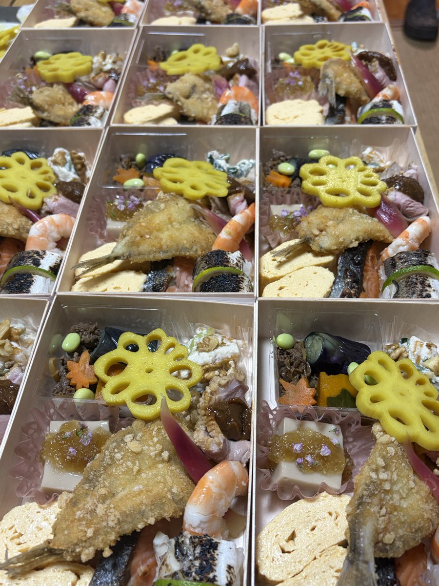 senmu27's tweet photo. だし巻き　胡麻豆腐山葵出汁ジュレ　かます寿司　すだち　秋鮭麹焼き　柿白和え　海老艶煮　鴨胡麻味噌焼き　いちょう芋　花蓮根カレー煮
牛しぐれ　南瓜　茄子　枝豆
和風ハンバーグ　秋刀魚肝ソースがけ　ごぼうきんぴら
栗ご飯　ちりめん山椒
グレフル　シャインマスカット　栗甘露　いちじくゼリー https://t.co/RTLXbhc01K