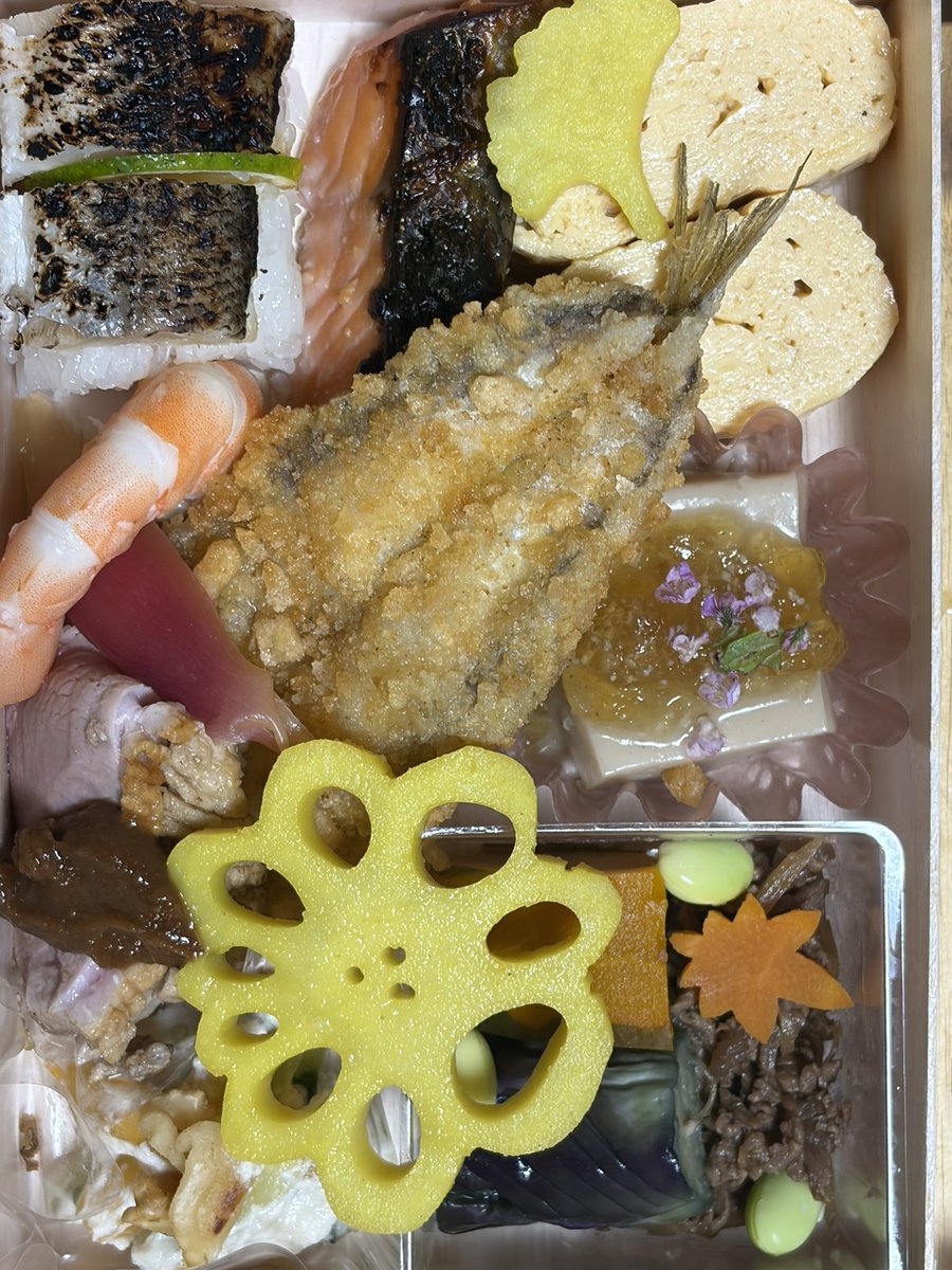 senmu27's tweet photo. だし巻き　胡麻豆腐山葵出汁ジュレ　かます寿司　すだち　秋鮭麹焼き　柿白和え　海老艶煮　鴨胡麻味噌焼き　いちょう芋　花蓮根カレー煮
牛しぐれ　南瓜　茄子　枝豆
和風ハンバーグ　秋刀魚肝ソースがけ　ごぼうきんぴら
栗ご飯　ちりめん山椒
グレフル　シャインマスカット　栗甘露　いちじくゼリー https://t.co/RTLXbhc01K