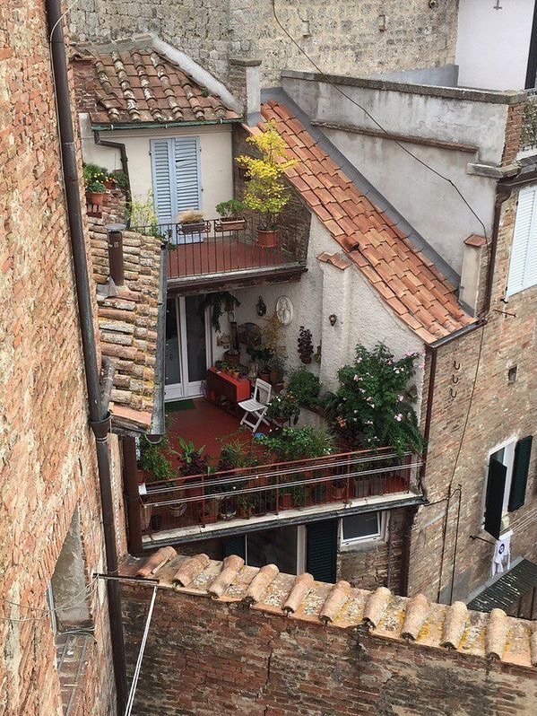 elyradream's tweet photo. the art of balcony https://t.co/r8UTEI6NEI