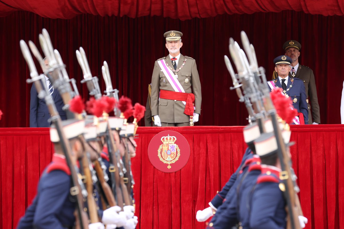 CasaReal's tweet photo. Desfile militar previo a la reunión del Capítulo de la Real y Militar Orden de San Hermenegildo presidida por el Rey en el Real Monasterio de San Lorenzo de El Escorial.

➡️https://t.co/4a6N8dldvP https://t.co/9bnUpLgths