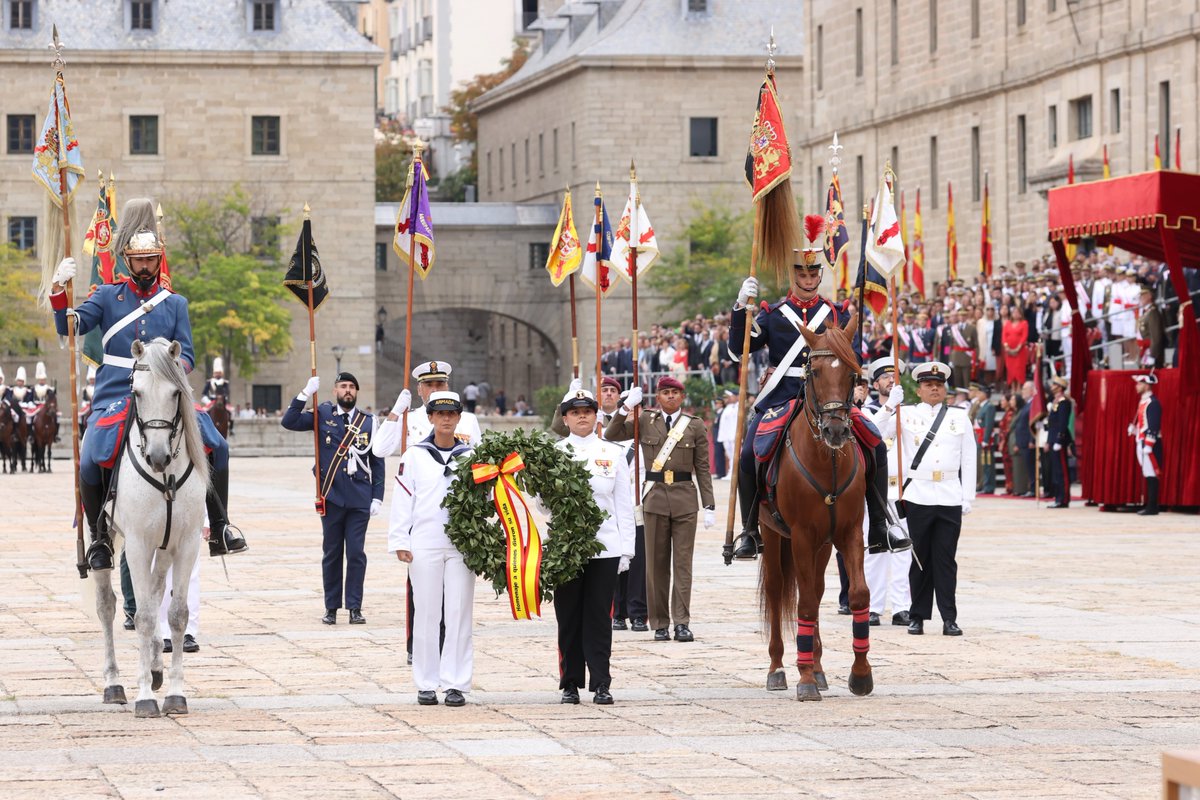 CasaReal's tweet photo. Desfile militar previo a la reunión del Capítulo de la Real y Militar Orden de San Hermenegildo presidida por el Rey en el Real Monasterio de San Lorenzo de El Escorial.

➡️https://t.co/4a6N8dldvP https://t.co/9bnUpLgths