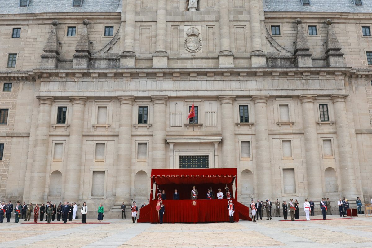 CasaReal's tweet photo. Desfile militar previo a la reunión del Capítulo de la Real y Militar Orden de San Hermenegildo presidida por el Rey en el Real Monasterio de San Lorenzo de El Escorial.

➡️https://t.co/4a6N8dldvP https://t.co/9bnUpLgths