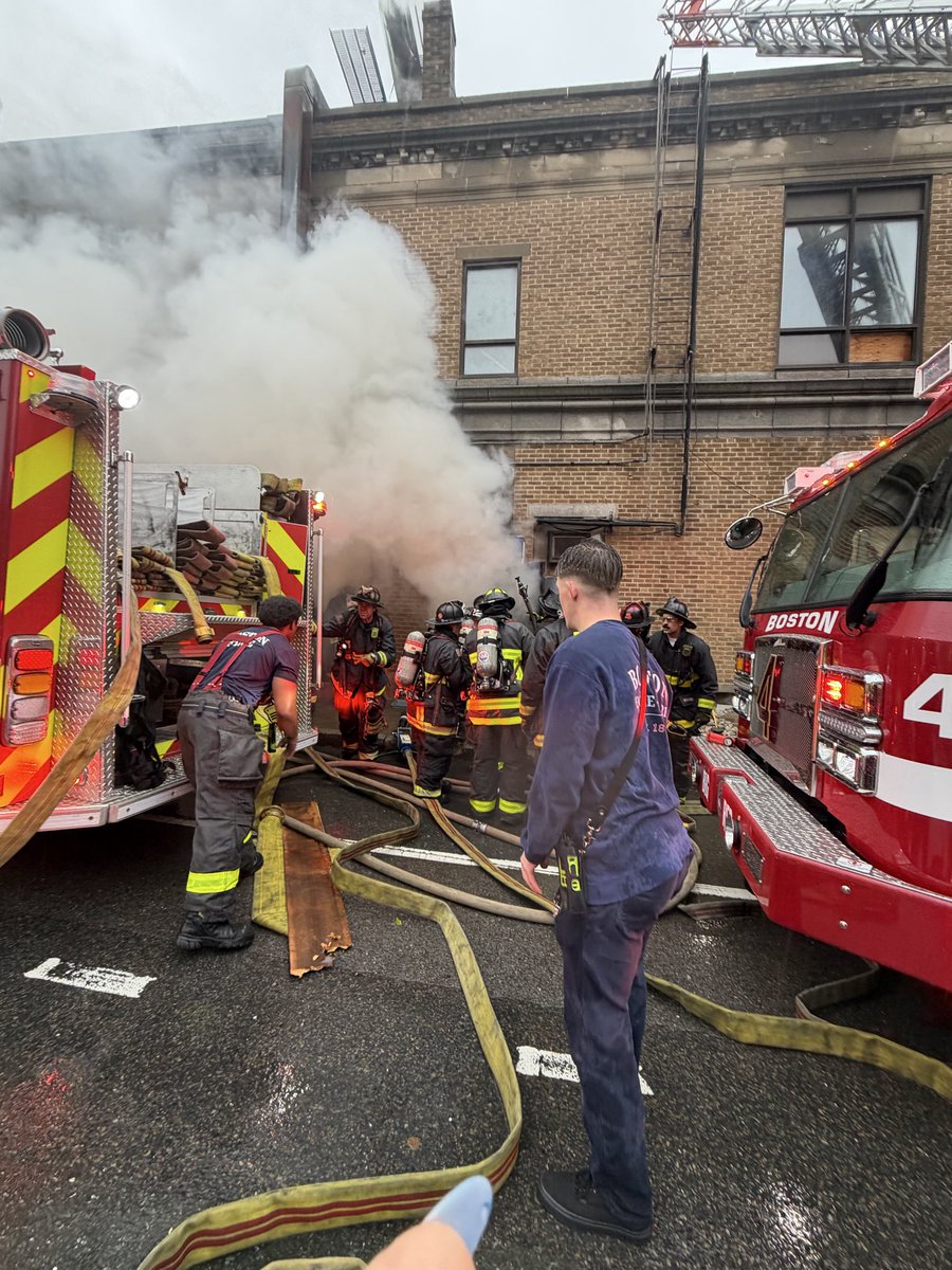 BostonFire's tweet photo. Companies arrived to 72 Warren St with smoke showing. Very quickly it has climbed to 5 alarms with all work being conducted from the exterior. https://t.co/2OsUZ7ZJRf
