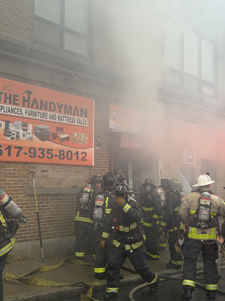 BostonFire's tweet photo. Companies arrived to 72 Warren St with smoke showing. Very quickly it has climbed to 5 alarms with all work being conducted from the exterior. https://t.co/2OsUZ7ZJRf