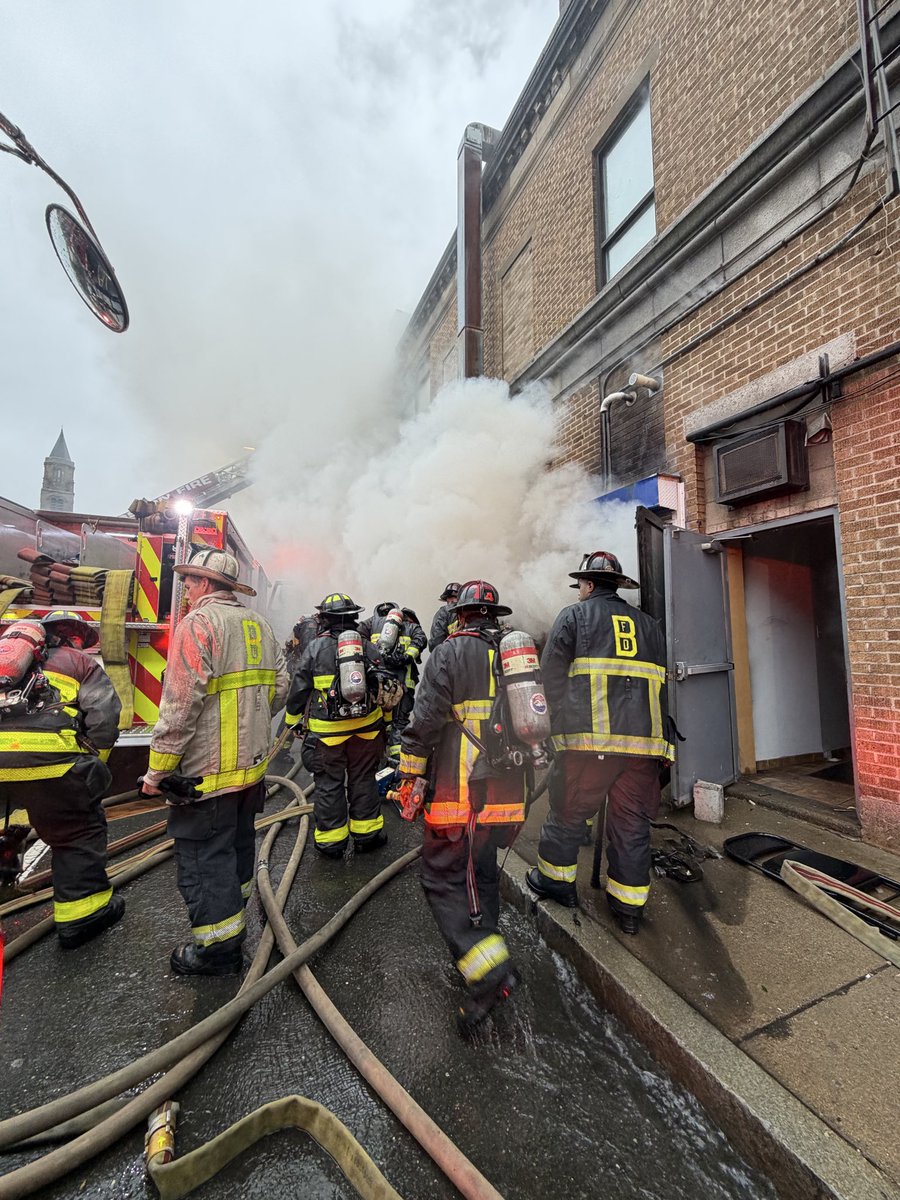 BostonFire's tweet photo. Companies arrived to 72 Warren St with smoke showing. Very quickly it has climbed to 5 alarms with all work being conducted from the exterior. https://t.co/2OsUZ7ZJRf