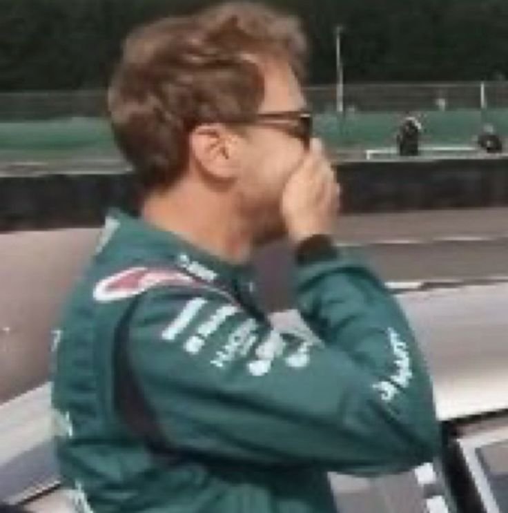 VettelSeb05's tweet photo. I just watched someone say "You can't even handle your driver having a gf, so maybe y'all should shut up about who gets to stay in f1 and who doesn't" to Lando fans 🫢🫢🫢🫢 https://t.co/dDsSOwCS8k